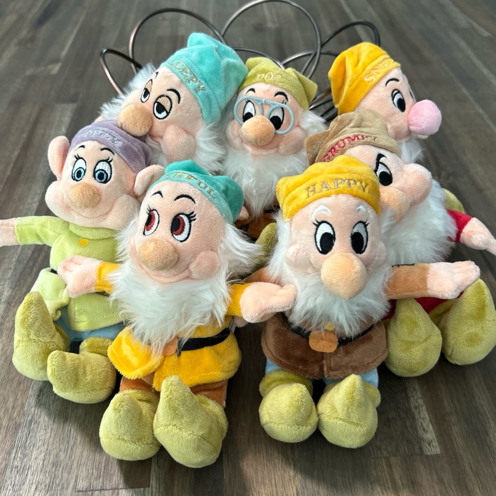 7 dwarves 7pc set plush dolls Seven dwarfs from Snow White 7in. Plushy toy EUC